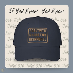 Op de afbeelding: Een marineblauwe baseballpet met een rechthoekige patch met de geborduurde gouden tekst FGSLTWTH GHOSTWB IHSNPBHEL. De achtergrond toont de tekst If You Know... You Know en John 3:16 in een herhalend patroon.