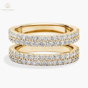 Pode incluir: Dois anéis de ouro com duas fileiras de pequenos diamantes brilhantes. Os anéis são apresentados sobre um fundo branco liso, realçando o design da joia. A marca "CROWN JEWELZ" é visível no canto superior esquerdo.