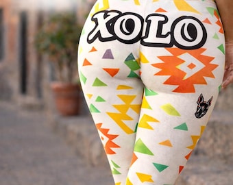 Leggings con estampado mexicano de calaveras aztecas en tonos pastel, cintura alta, corte ajustado, ideales para yoga, gimnasio, fitness y actividades al aire libre.