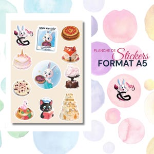 Peut inclure: Une planche d'autocollants avec des illustrations de gâteaux, un lapin avec un pinceau et un chat noir lisant un livre. La planche comprend le texte "Mrs" et "Happy Birthday". Les autocollants sont au format A5.