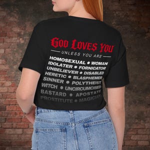 Puede incluir: Juego de tres tazas de cerámica moteada con acabado mate. Las tazas son de color crema, gris claro y gris oscuro. Cada taza tiene un diseño sencillo y moderno y un asa redondeada. Altura aproximada 10 cm.