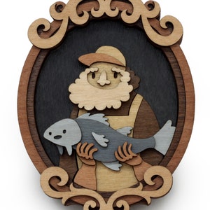 Puede incluir: Obra de arte de madera en capas que representa a un pescador sosteniendo un pez. La obra est&aacute; enmarcada en una forma ovalada decorativa con un fondo oscuro. El pescador lleva un sombrero y un delantal, y el pez es gris.