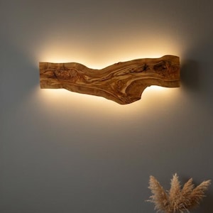 Aplique de parede em madeira de oliveira com borda natural, iluminação LED rústica moderna, arte em madeira natural.