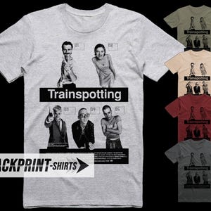 Op de afbeelding: Een grijs gemêleerd T-shirt met korte mouwen en een zwart-witte grafische print van de film Trainspotting. Het ontwerp bevat vijf karakterportretten met genummerde vakjes, de titel Trainspotting en kleine tekst met filmcredits.