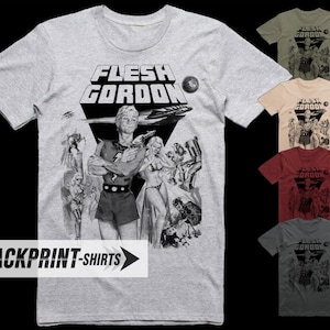 Può includere: Una t-shirt grigio melange a maniche corte con una stampa grafica in bianco e nero della locandina del film Flesh Gordon. Il design include il titolo, una figura maschile centrale, una figura femminile e vari elementi di fantascienza.