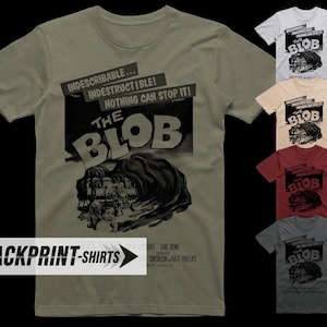 Op de afbeelding: Een t-shirt met korte mouwen en een grafische print van de filmposter The Blob, met de tekst Indescribable... Indestructible! Nothing can stop it! The Blob. Verkrijgbaar in olijfgroen, lichtgrijs, beige, bordeauxrood en donker antracietgrijs.