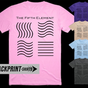 Könnte beinhalten: Ein kurzärmeliges T-Shirt, erhältlich in Pink, Lila, Beige, Hellblau und Dunkelgrau. Jedes Shirt zeigt den Text THE FIFTH ELEMENT über vier schwarzen grafischen Symbolen, die die Elemente darstellen: vertikale Wellen, horizontale Wellen, Wellenlinien und gerade Linien.