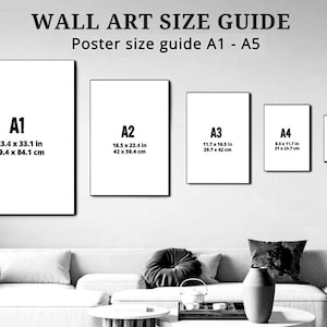 Może przedstawiać: Przewodnik po rozmiarach grafik ściennych z rozmiarami A1 (59,4 x 84,1 cm), A2 (42 x 59,4 cm), A3 (29,7 x 42 cm), A4 (21 x 29,7 cm) i A5 (14,8 x 21 cm). Przewodnik znajduje się nad białą sofą.