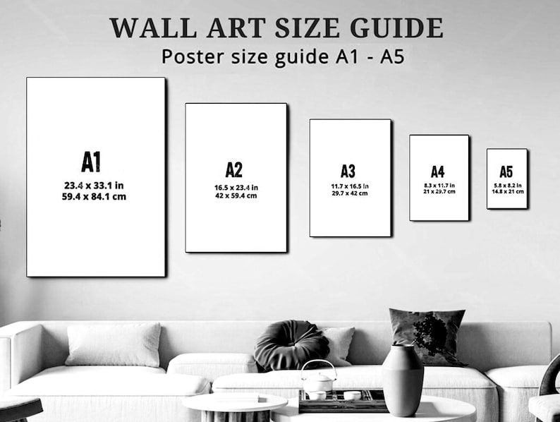 Może przedstawiać: Przewodnik po rozmiarach grafik ściennych z rozmiarami A1 (59,4 x 84,1 cm), A2 (42 x 59,4 cm), A3 (29,7 x 42 cm), A4 (21 x 29,7 cm) i A5 (14,8 x 21 cm). Przewodnik znajduje się nad białą sofą.
