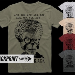 Può includere: Una t-shirt a maniche corte in verde oliva, grigio chiaro, beige, bordeaux e grigio scuro. La maglia presenta una grafica nera di un teschio alieno con un cervello grande e il testo ripetuto "ACK, ACK, ACK, ACK, ACK, ACK, ACK, ACK, ACK" sopra.