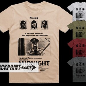 Pode incluir: Uma t-shirt bege de manga curta com uma impressão gráfica de um cartaz de filme intitulado Midnight. O design inclui três retratos rotulados como Missing, o texto It all started as Innocent Fun until they crossed the County Line e um polícia.
