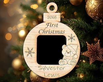 Adorno navideño de 7,6 cm para bebé / Marco de fotos con adorno / Nombre y año personalizados / Oso de peluche de madera personalizado como recuerdo navideño