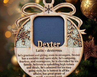 Adorno personalizado con nombre y significado de 5" con marco de fotos / Espacio para fotos de 2x2 / Regalo de Navidad personalizado para familiares, padres y abuelos
