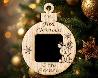Marco de fotos de 7,6 cm para el primer adorno navideño del bebé / Recuerdo personalizado con nombre y año / Regalo navideño de madera personalizado / Reno