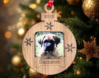 Adorno navideño personalizado para perro de 7,6 cm con foto y nombre grabado. Recuerdo de la primera Navidad del cachorro. Regalo ideal para las patas.