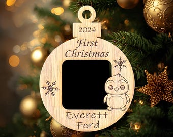 Adorno navideño de 7,6 cm para bebé / Marco de fotos grabado / Recuerdo personalizado con nombre y año / Regalo navideño personalizado de pingüino de madera