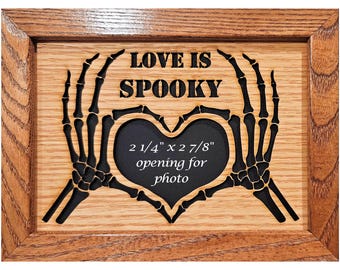 Marco de fotos de Halloween "Love Is Spooky": regalo fotográfico gótico