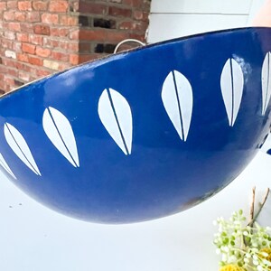 Cathrineholm Lotus 7 1/8 Enamel Bowl, Royal Blue Enamelware Bowl Made in Norway, Mid Century Modern Design, MCM Vintage Bowl image 2