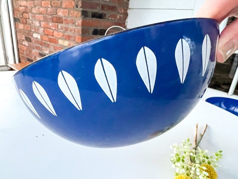 Cathrineholm Lotus 7 1/8 Enamel Bowl, Royal Blue Enamelware Bowl Made in Norway, Mid Century Modern Design, MCM Vintage Bowl image 2