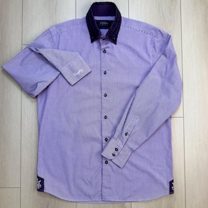 Op de afbeelding: Een paars en wit geruit overhemd met een donkerpaarse fluwelen kraag. Het shirt met lange mouwen heeft manchetten met knopen en decoratief borduurwerk. De merknaam "COOGI" is zichtbaar op de kraag.