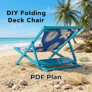 Op de afbeelding: Een doe-het-zelf opvouwbaar strandstoelplan wordt getoond op een zandstrand. De turquoise houten stoel heeft een blauwe stoffen zitting met een bloemen- en bladerenpatroon. De tekst "DIY Folding Deck Chair" en "PDF Plan" zijn zichtbaar.