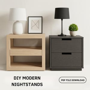 Könnte beinhalten: Zwei moderne Nachttische, einer aus hellem Holz und der andere dunkelgrau, jeweils mit einer Lampe und Dekoration. Der Nachttisch aus hellem Holz hat ein offenes Regaldesign. Der dunkelgraue Nachttisch hat zwei Schubladen. Der Text auf dem Bild lautet "DIY MODERN NIGHTSTANDS".