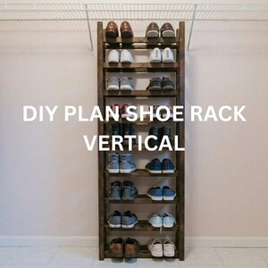 Può includere: Una scarpiera verticale in legno scuro con più ripiani, che espone diverse paia di scarpe. La scarpiera è tinta di marrone scuro e poggia contro una parete rosa chiaro. Il testo "DIY PLAN SHOE RACK VERTICAL" è sovrapposto all'immagine.