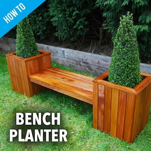 Puede incluir: Un banco de madera con jardineras integradas en cada extremo, cada una con un arbusto de hoja perenne recortado. El banco y las jardineras son de madera de color marrón rojizo. El texto "HOW TO" está en una pancarta azul, y "BENCH PLANTER" está en texto blanco.