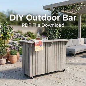 Może przedstawiać: Jasnoszary drewniany bar zewnętrzny z pionowym wzorem listew, z blatem, kółkami i ręcznikiem. Na barze widnieje napis "DIY Outdoor Bar PDF File Download". Bar znajduje się w otoczeniu patio na zewnątrz z roślinami i sofą.