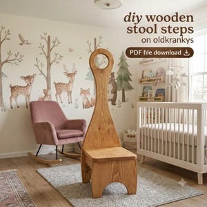 Op de afbeelding: Een hoge houten kruk met een cirkelvormige uitsparing aan de bovenkant van de rugleuning, met een lichtbruine houtnerfafwerking. De tekst "diy wooden stool steps on oldkrankys" en "PDF file download" is zichtbaar in de rechterbovenhoek.