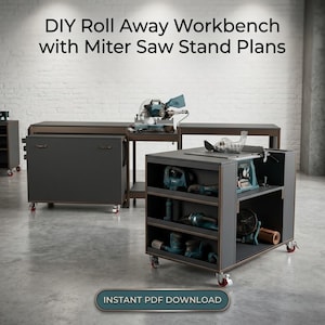 Könnte beinhalten: DIY Roll Away Workbench with Miter Saw Stand Plans. Eine dunkelgraue, fahrbare Werkbank mit drei offenen Regalen, die verschiedene Elektrowerkzeuge, eine Kappsägenstation und eine Tischkreissäge enthalten. Die Einheit hat rote Lenkrollen. Sofortiger PDF-Download.