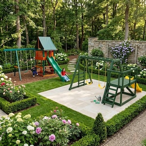 Op de afbeelding: Een speeltuin in de achtertuin met een groene glijbaan, schommels en een houten speelhuis. De speelplaats is omgeven door groen gras, struiken en bomen. Twee kinderen spelen op de speeltuin. De speelplaats bevindt zich op een stenen terras.
