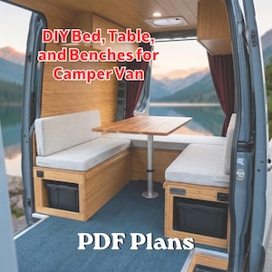 Puede incluir: Vista interior de una furgoneta camper con cama, mesa y bancos integrados. Los muebles de madera tienen cojines de color gris claro y contenedores de almacenamiento negros. El texto "DIY Bed, Table, and Benches for Camper Van" y "PDF Plans" son visibles.