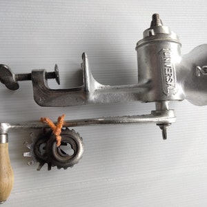 Vintage Universal No. 1 Food Meat Grinder Hand Crank Table Mount Made In USA