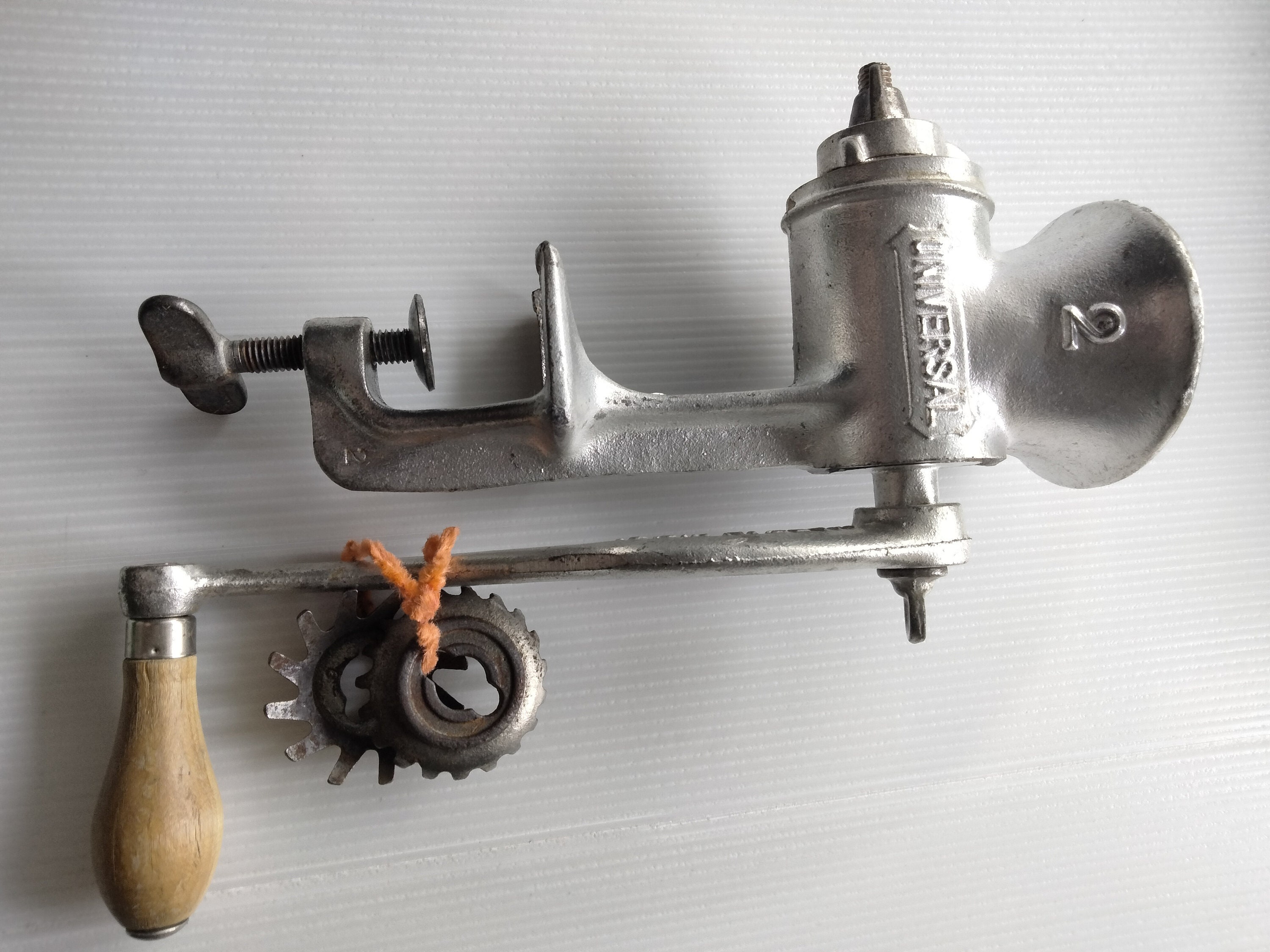 vintage Universal No. 1551 hand crank food chopper meat grinder