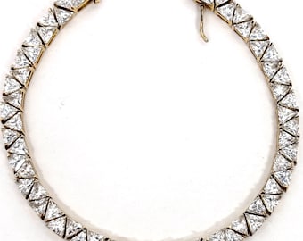 Pulseira de tênis vintage em prata 925 com banho de ouro e zircônias cúbicas lapidadas em formato trilhão.