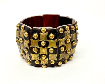 Pulseira vintage robusta em madeira e latão com painéis, estilo rústico boho/brutalista.