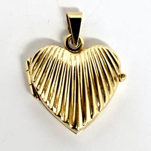 Colgante vintage de oro fino de 14k con forma de corazón de Milros, ideal para guardar recuerdos fotográficos.