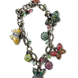 Pulseira vintage Brighton com pingente de borboleta (modelo antigo) | Joia colecionável com esmalte e detalhes em prata | Design encantador imagem 4