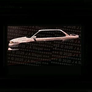 Könnte beinhalten: Eine helle Autosilhouette, möglicherweise ein Coupé, vor dunklem Hintergrund. Das Bild enthält den Text "© 2025 J A Siegel". Das Auto hat ein niedriges Profil und einen Heckspoiler.