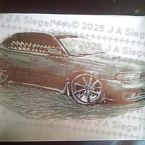 Könnte beinhalten: Graustufenzeichnung eines Autos mit Spezialfelgen. Das Bild hat den Text "2025 J A Siegel" und "© 2025" wiederholt oben und links. Das Auto ist ein Coupé mit niedrigem Profil.