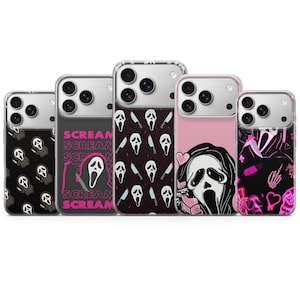 Op de afbeelding: Vijf telefoonhoesjes met verschillende ontwerpen. De hoesjes hebben een zwart-wit spookgezicht, messen en het woord "SCREAM" in roze. De hoesjes staan ​​op een rij en hebben een doorzichtige rand.