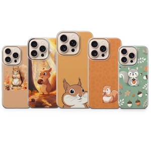 Op de afbeelding: Vijf smartphonehoesjes met eekhoornillustraties. De ontwerpen bevatten een eekhoorn in herfstbladeren, een eekhoorn met een eikel in een bos, een close-up van een eekhoorngezicht, een kleine eekhoorn op een oranje achtergrond en een groen hoesje met eikels.