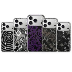 Op de afbeelding: Vijf telefoonhoesjes met verschillende sterrenpatronen. Ontwerpen omvatten zwart-witte wervelingen, grijze sterren, paarse sterren en zwart-grijze sterrenpatronen. De hoesjes hebben een transparante rand en een camera-uitsparing.