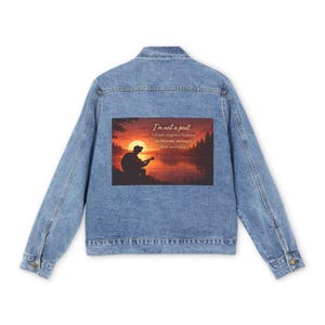 Zonsondergang, geen dichter, we bouwen gewoon aan sterkere mensen, spijkerjack | Silhouet meerscène, inspirerend citaat