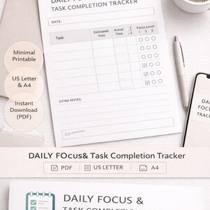 Op de afbeelding: Een minimalistische, afdrukbare dagelijkse focus- en taakvoltooiingstracker. Het witte papier bevat secties voor geschatte en werkelijke tijd, focusniveau en extra notities. Een kopje koffie, een pen, een bril en een telefoon staan ook op de afbeelding.
