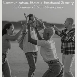 Puede incluir: Imagen en blanco y negro de un grupo de personas en una playa, interactuando y riendo. El texto en la parte superior dice "POLIAMOR CON INTEGRIDAD". Debajo, el texto dice "Comunicación, Ética y Seguridad Emocional en la No Monogamia Consensuada."