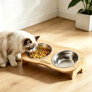 Op maat gegraveerde massief houten verhoogde kattenbakstandaard met roestvrijstalen kommen, gekantelde verhoogde kattenvoederbak, gepersonaliseerde naam kattenvoerbak