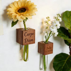 Puede incluir: Un letrero de madera rústico con el texto "Welcome to our home" en letras blancas. El letrero presenta un acabado envejecido y un diseño sencillo y acogedor, ideal para la decoración de la puerta principal.