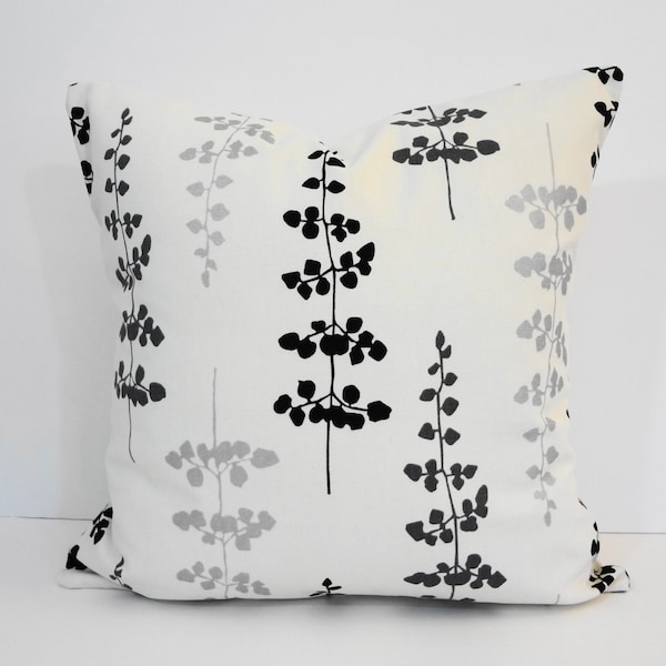 Funda de almohada botánica: Pétalos flotantes negros, grises y plateados - 16x16